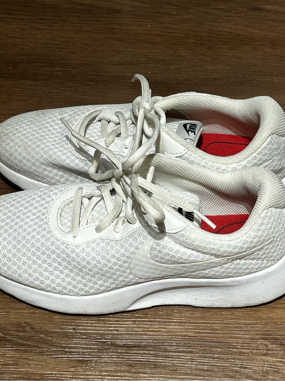 Nike womens white Tanjun mesh running shoes 7.5